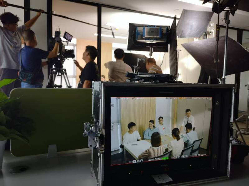 和顺县TVC拍摄公司：科技产品视觉化大师，诠释未来感与功能美学